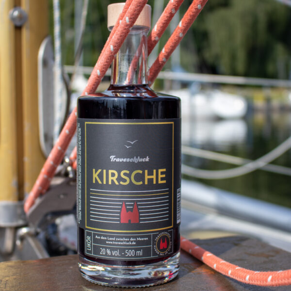 Eine Flasche Traveschluck Kirschlikör auf einem Schiff auf der Trave.